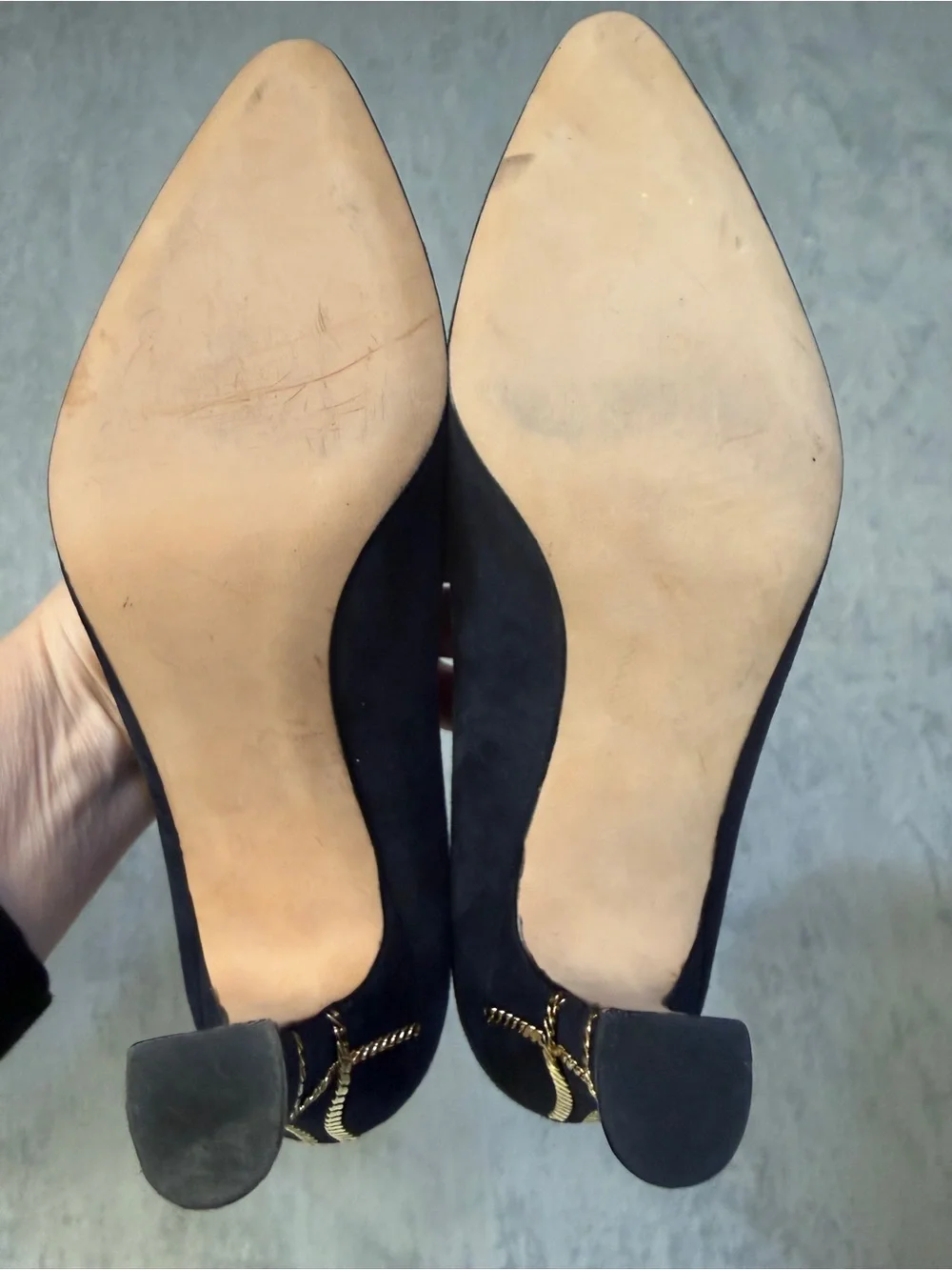 Bally Suede Heels Size 7.5 Navy Pumps with Gold Chain Heel Detail - Picture 9 of 9